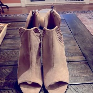 YOKI, Style Donya, size 7.5, NEW, tan ankle boot with zip up back